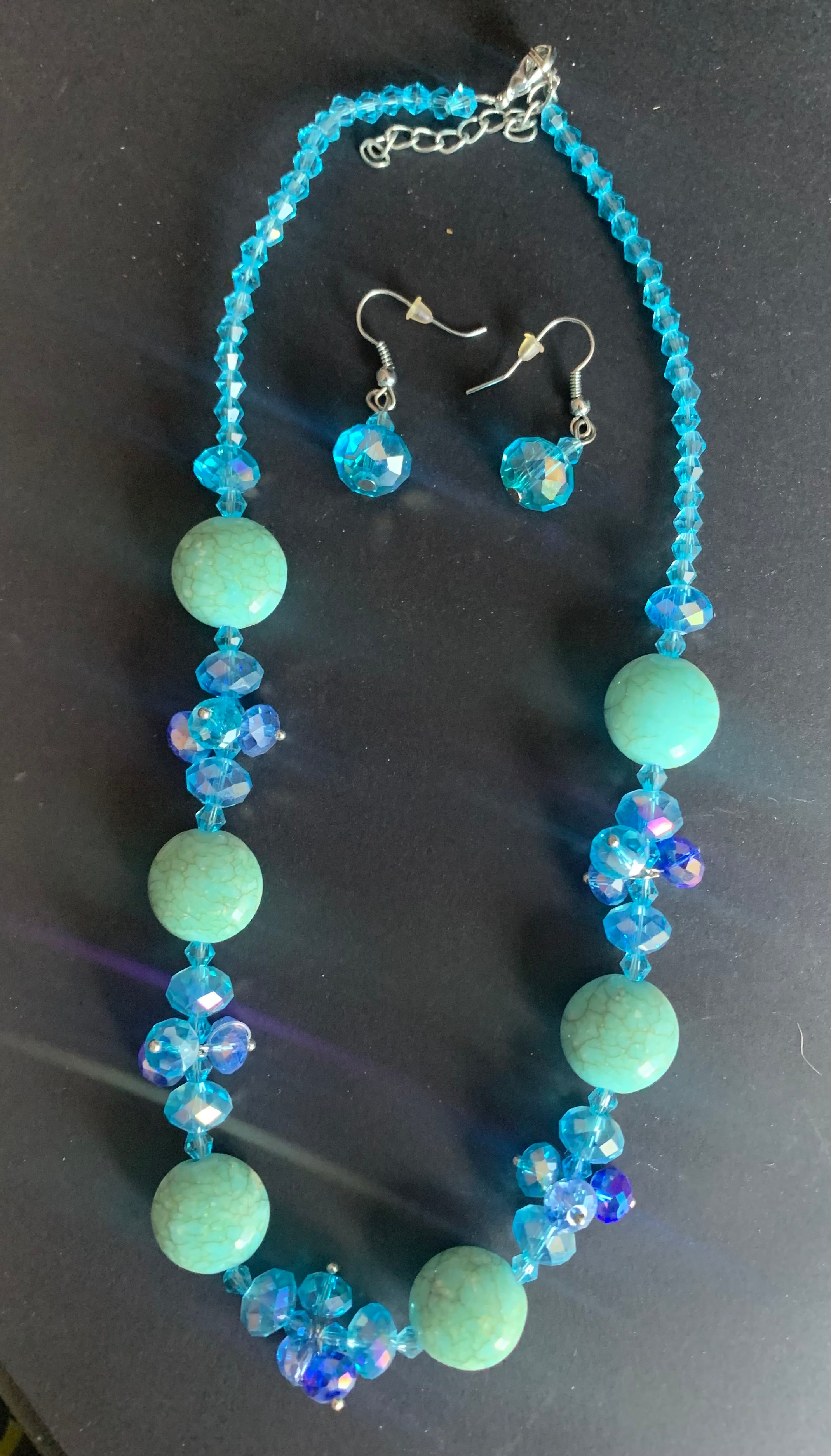 Conjunto de collar y pendientes de cristal turquesa y piedra de menta