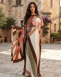 Un elegante vestido largo de mujer con pañuelo