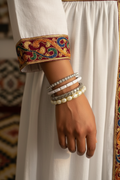 Set de pulseras Habesha – Perlas, cristales y brazaletes de plata